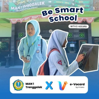 Anak sekolah men-tap kartu Evocard di mesin reader